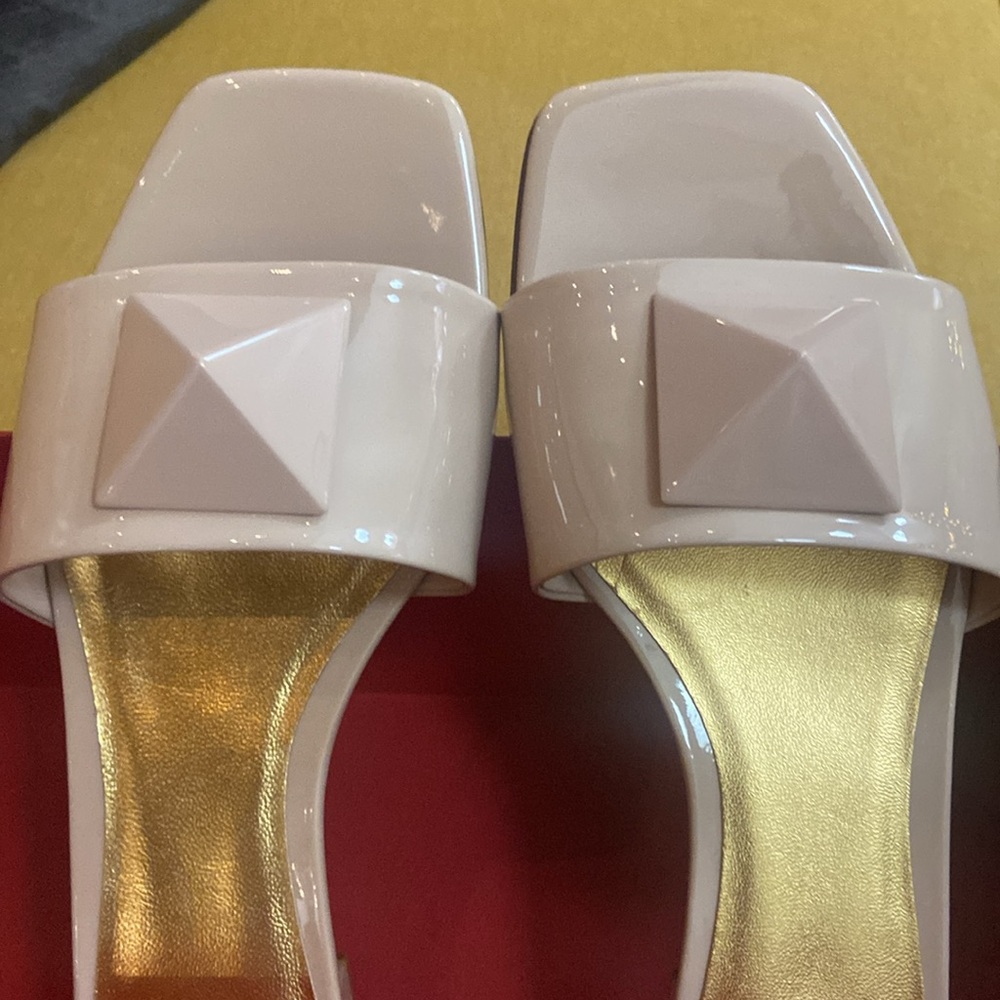 Great gift!! New VALENTINO GARAVANIMaxi Stud Powder Rose Slide 7.5Retail $890 - Picture 2 of 4